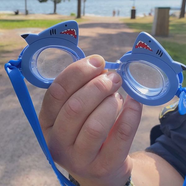 Barn lånade ut simglasögon till räddningspersonalen