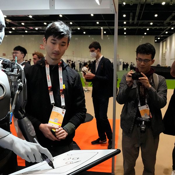 En robot interagerar med besökare under den internationella konferensen om robotik och automation, ICRA, i London i slutet av maj 2023.