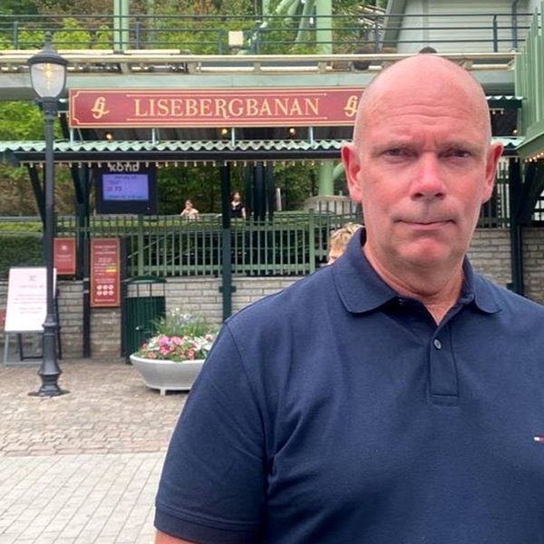 Daniel Lindberg, attraktionschef på Liseberg. Skallig man står framför skylt för Lisebergsbanan.
