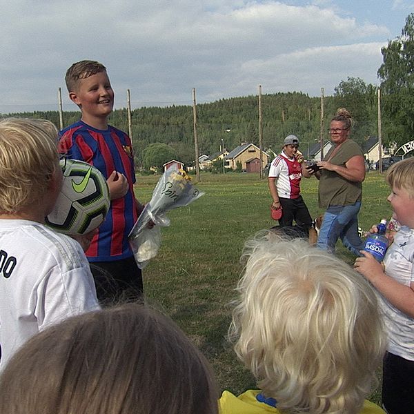 William Grund håller i fotbollsträning i Stöllet i Värmland.