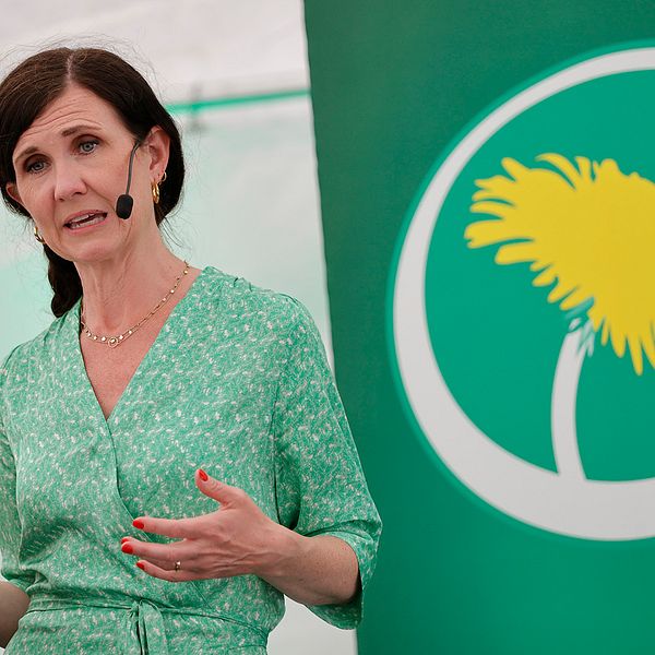 Miljöpartiets språkrör Märta Stenevi och Miljöpartiets logga.