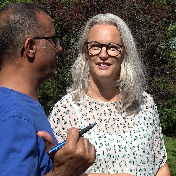 Rektor för SFI  Veronica Haugdahl Eklind samtalar med en elev på utbildningen.
