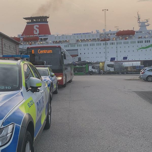 Polisbil vid Polenfärjan Stena Spirit. En mamma och ett barn dog vid olyckan.