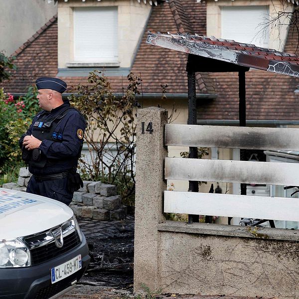 Fransk polis står bredvid Vincent Jeanbruns hus söder om Paris.