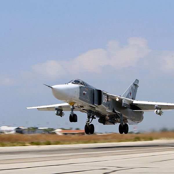Ett ryskt SU-24M attack- och bombflygplan lyfter från en flygbas i Syrien.