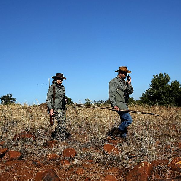 Två på jakt i Lwamanzi jaktområde.