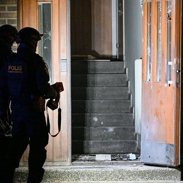 En misstänkt sprängladdning detonerade i trapphuset till en fastighet på Norra Bulltoftavägen i Malmö i april tidigare i år.