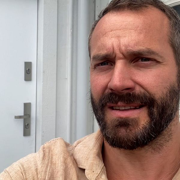Jakob Saturnus står utanför dörrarna familjens villa och bostaden de hur ut.