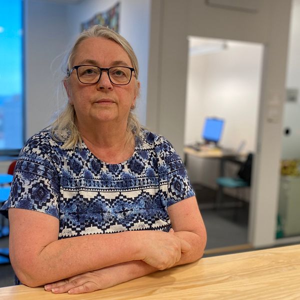 Torun Elsrud, lektor på Linnéuniversitetet sitter vid ett bord i en kontorsmiljö.