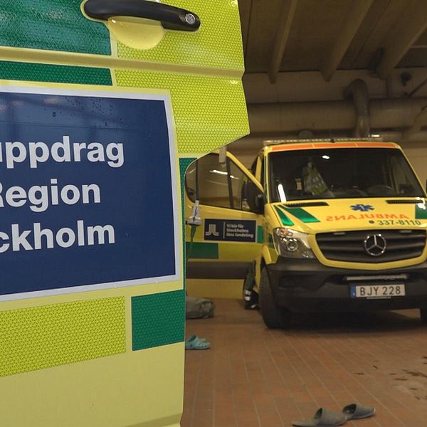 Dörren på en ambulans och en ambulans.