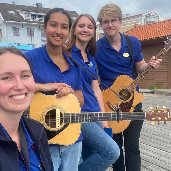 de-ker-runt-med-trumma-och-gitarr-underh-ller-turister-i-str-ngn-s