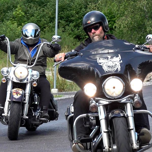 Motorcyklister kör på väg.