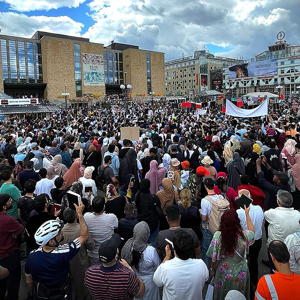 ”Kärleken övervinner hatet”, säger imam och direktör Mahmoud Khalfi. Hör deltagarna vid jätteprotesten i Stockholm här.