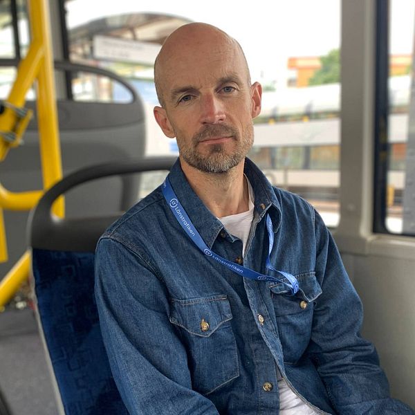 Fredrik Eliasson, kollektivtrafikchef på Länstrafiken i Örebro län, sitter i en buss.