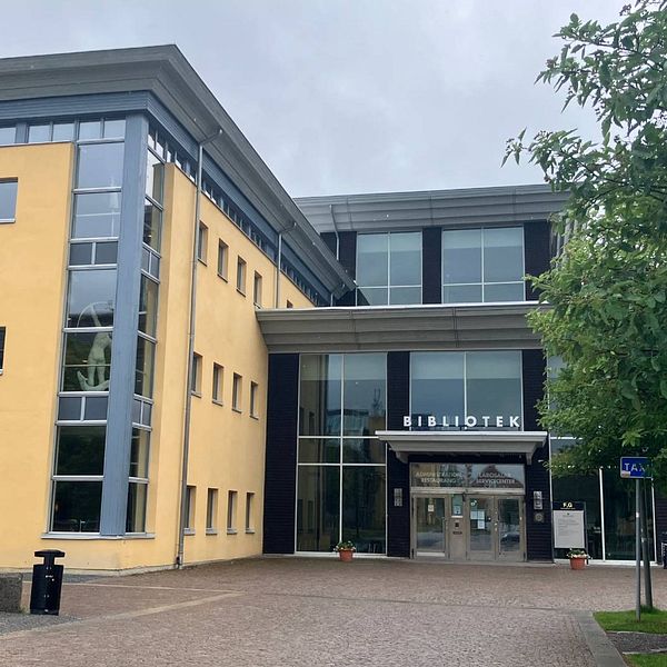 skolbyggnade med gul fasad och entré