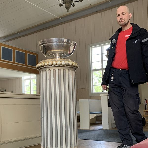 – Själva pelaren kommer från Vilhelmina församling, men fatet är från Fatmomakke. Så vår nya dopfunt har fortfarande en viss koppling till bygden, säger kyrkvaktmästare Peter Fjällström.
