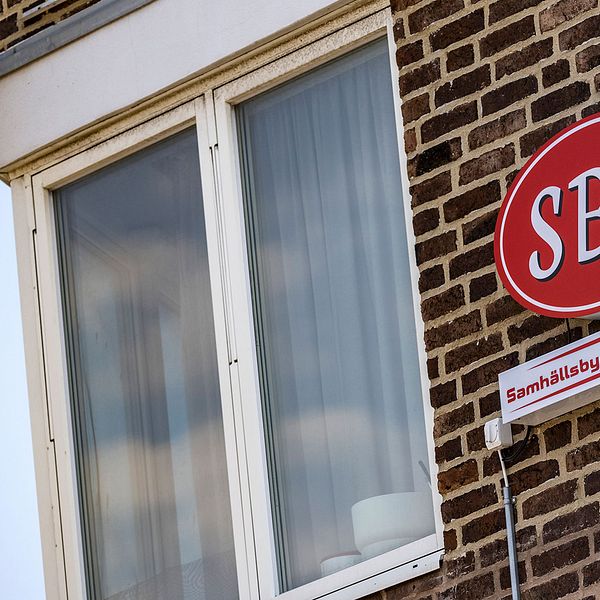 SBB – Samhällsbyggnadsbolaget – logga på fasaden till ett flerfamiljshus på Södra Stenbocksgatan i Helsingborg i maj 2023.