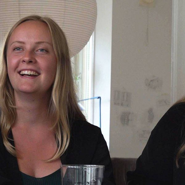Vännerna Lydia Ericson Dahl (t.v.) och Agnes Karlsson (t.h.) fikar och pratar vid ett bord.