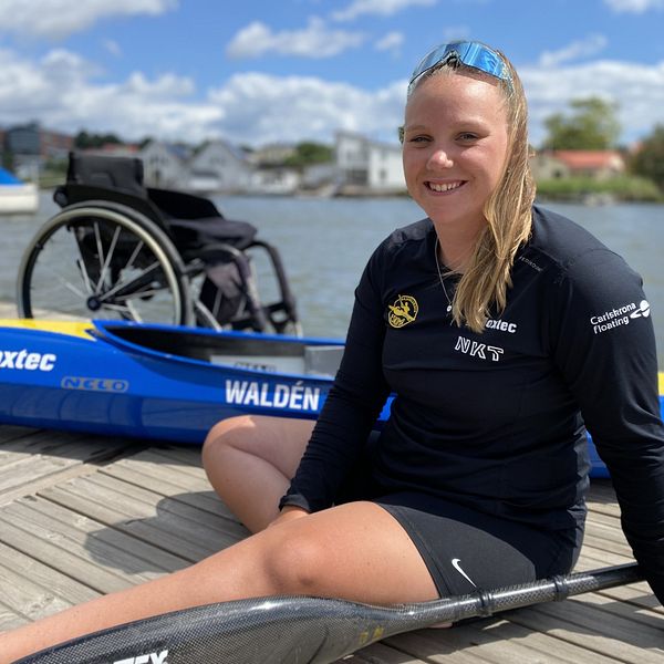 Elina Waldén sitter på en brygga vid Långö.