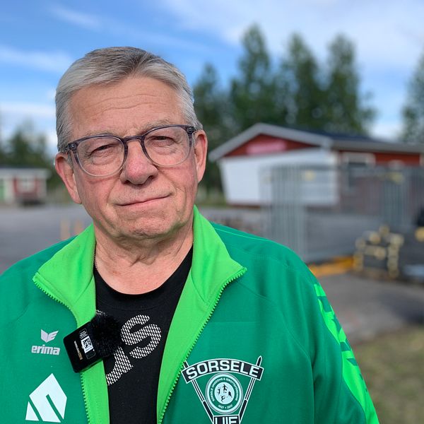 En av festivalarrangörerna, Matz Jonsson, står framför kameran iklädd en grön jacka där det står Sorsele. Han står framför vad som ser ut att vara ett byggarbetsplats. I videon får du höra om förberedelserna inför kulturfestivalen i Sorsele som ska få holmen att gunga igen.