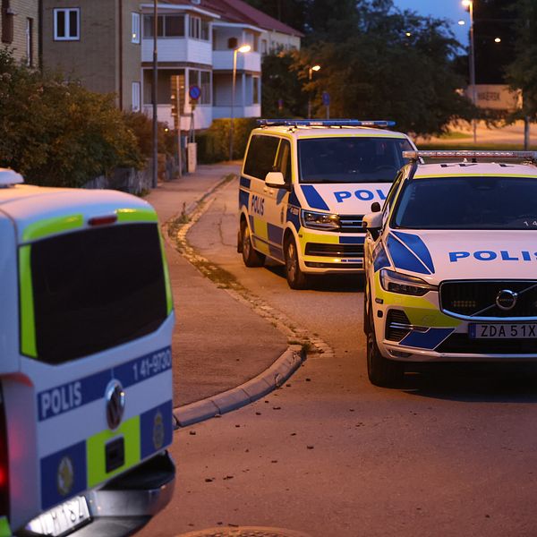 Polisbilar vid ett bostadshus i stadsdelen Nyfors i Eskilstuna.