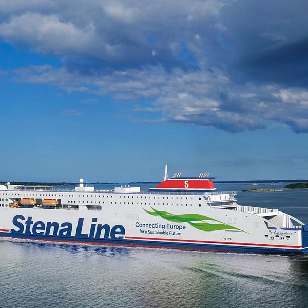 Färjan Stena Estelle på havet i Karlskrona skärgård, blå himmel, lite mörka moln. Fyren Godnatt och Aspö syns i bakgrunden. Polenfärjan, Östersjön, Karlskrona, Verkö, färjeterminal.