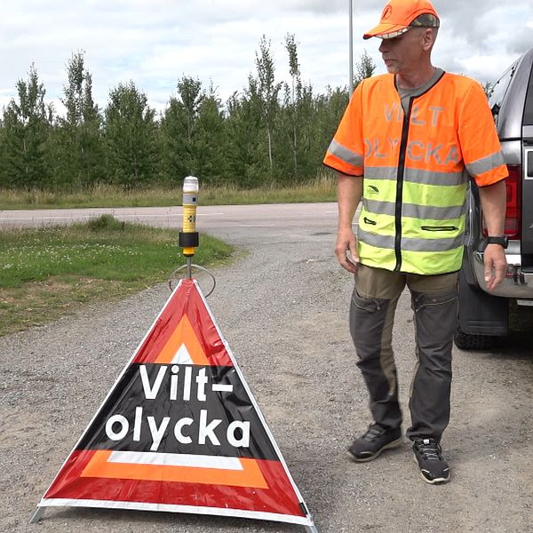 Roger Kölborg, länsansvarig jägare bredvid ett tält med texten ”Vilt-olycka”