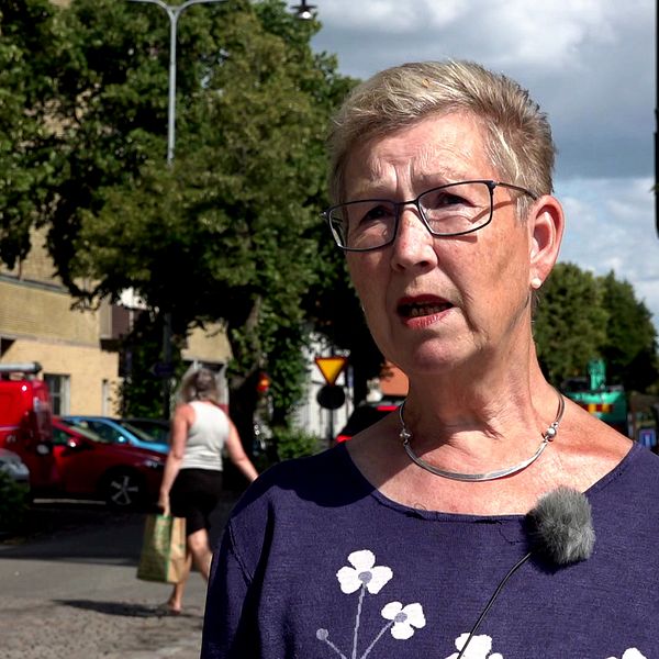 Kvinna som står på en gata och blir intervjuad. Hon heter Gunlög Ingolf.