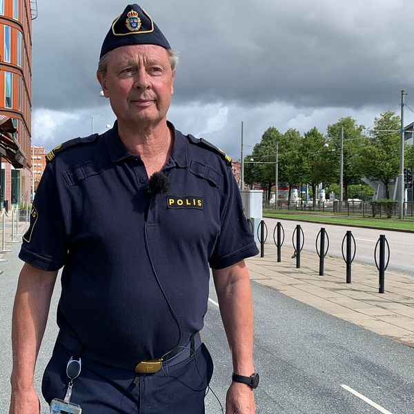 Thomas Fuxborg, polisens presstalesperson, står i uniform i centrala Göteborg.