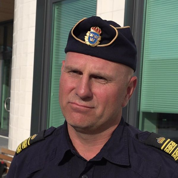 En bild på polis Fredrik Jeppsson utanför polishuset i Umeå