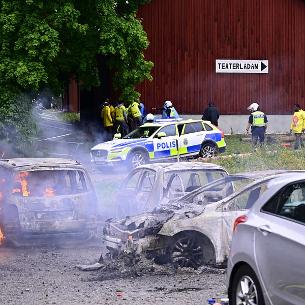 Brinnande bil i Järva efter upploppet under torsdagen.