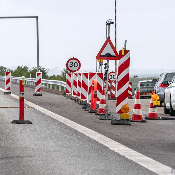 Polis på Öresundsbron kontrollerar fordon.