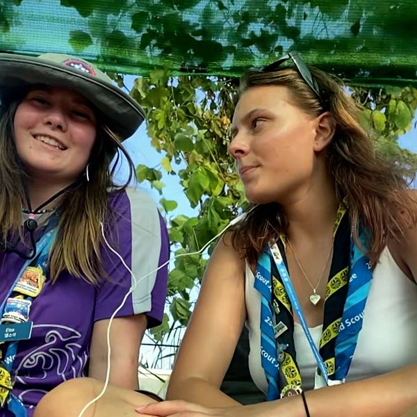 Elsa Sköldberg och Klara French håller humöret uppe på Jamboree – trots värmen.