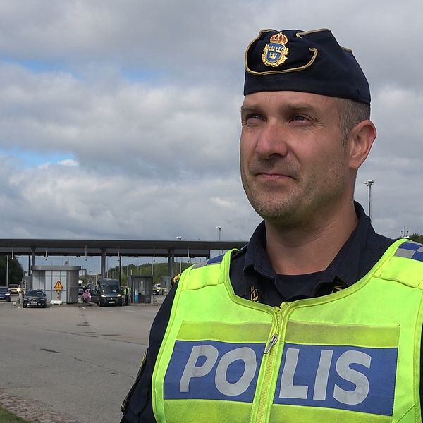 Sektionschef hos gränspolisen Syd, Tomas Levén, syns i en väst. I bakgrunden syns tullar och siluetten av Öresundsbron.