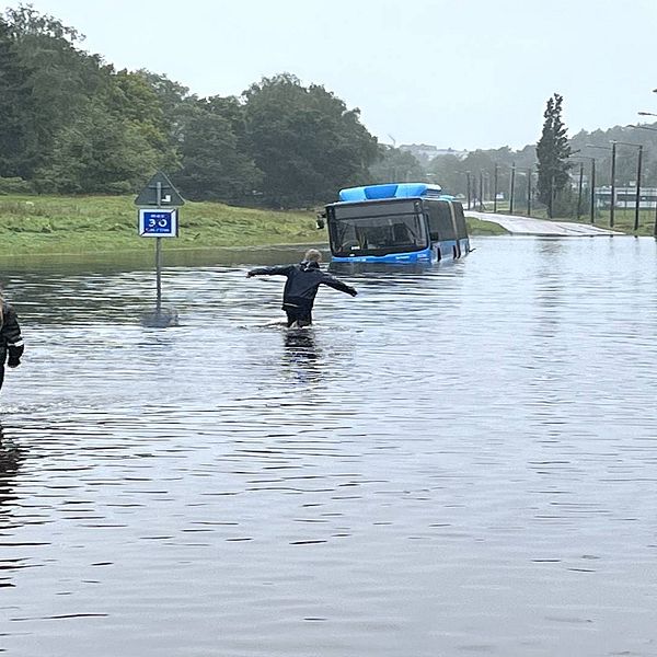 Buss i vattenmassor, barn som leker i vattnet