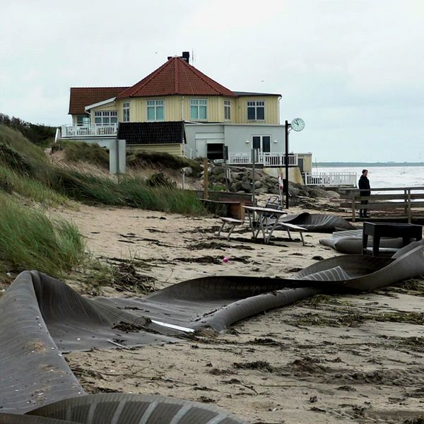 Strandmatta som är omkullkastad på Klitterhus strand efter ovädret Hans.