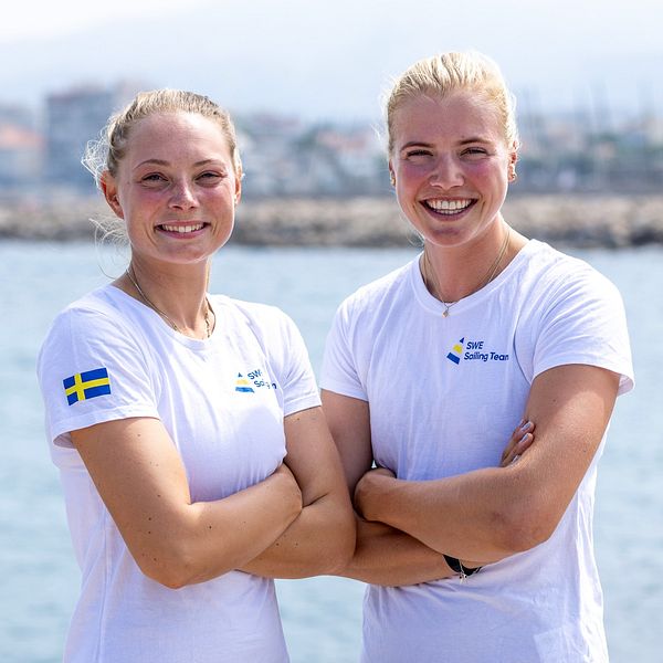 Rebecca Netzler och Vilma Bobeck fick en drömstart på seglings-VM.