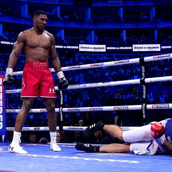 Den förre tungviktsmästaren Anthony Joshua knockade finske Robert Helenius i den sjunde ronden.