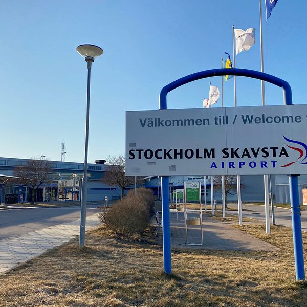 En välkomstskylt till Skavsta flygplats utanför Stockholm.