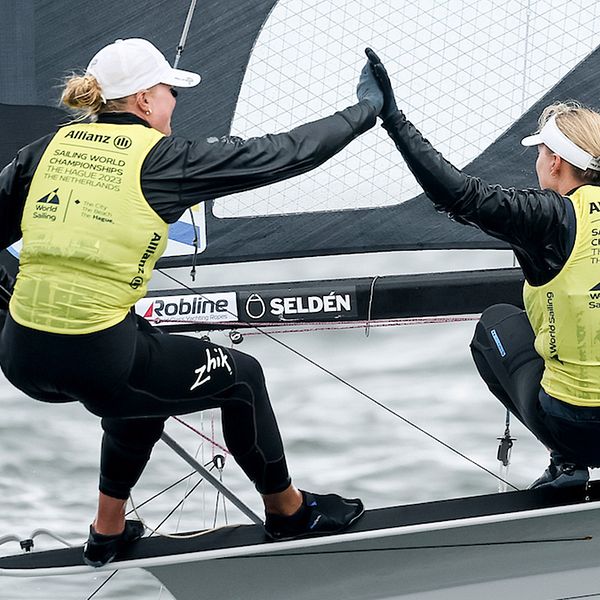 Vilma Bobeck och Rebecca Netzler fortsätter att segla bäst av alla på VM i 49erFX.