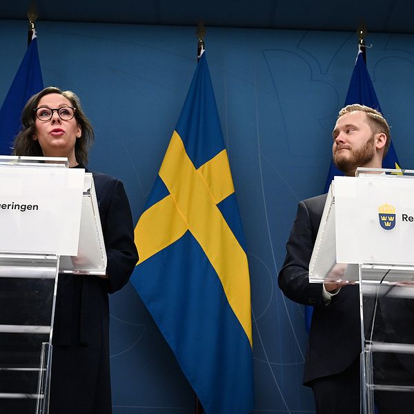 Migrationsminister Maria Malmer Stenergard (M) och Sverigedemokraternas Henrik Vinge (SD). Arkivbild.