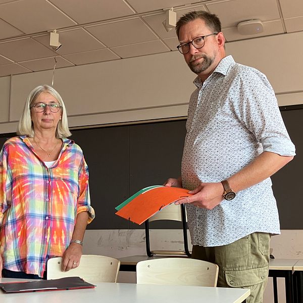Lärarna Agnes Meiczingerné och Tomas Pettersson på Risebergaskolan i Malmö står i ett klassrum och förbereder inför terminsstarten.