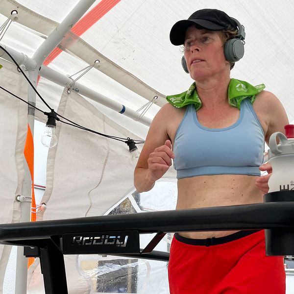 Ultralöparen Pernilla Otto på sitt löpband i Förslöv, där hon försöker ta världsrekordet.