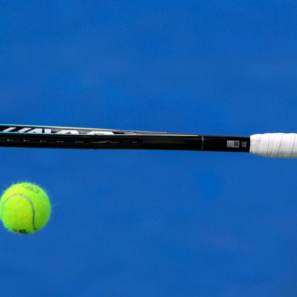 En svensk tennisspelare har stängts av i 4,5 år för matchfixning.