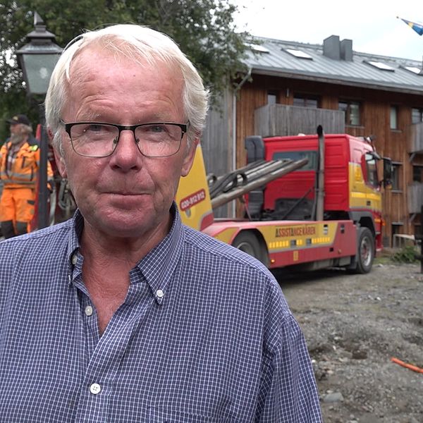 Thomas Bäcklund på sin sargade fastighet i Åre efter stormen Hans.