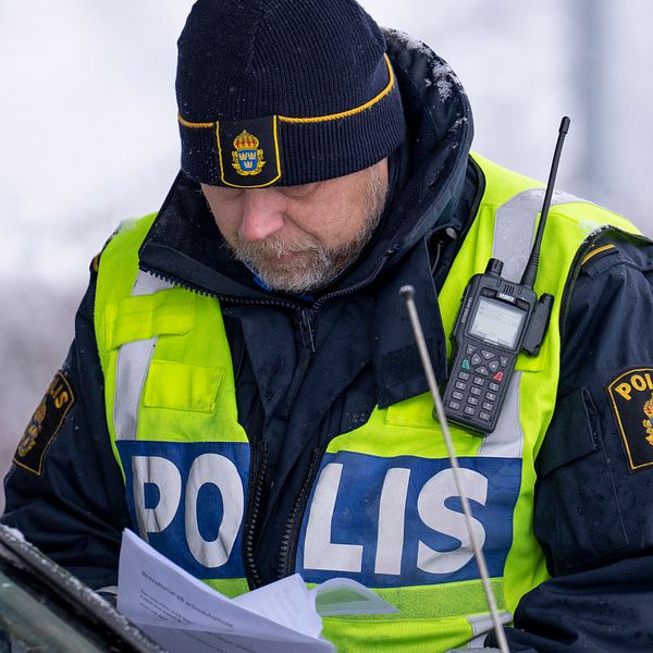 polis stoppar bil vid norska gränsen