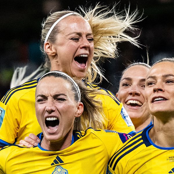 Kosovare Asllani (nere till vänster) och Fridolina Rolfö (höger) gjorde Sveriges två mål i bronsmatchen mot Australien.