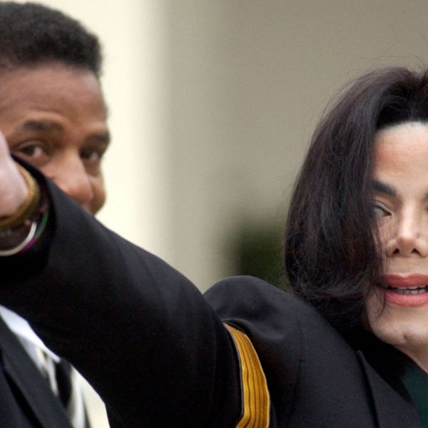 Michael Jackson utanför domstolen i Santa Maria, USA, 2005. Popstjärnan stod åtalad för flera sexuella övergrepp mot barn, något han nekade till. Jackson friades från alla åtalspunkter.