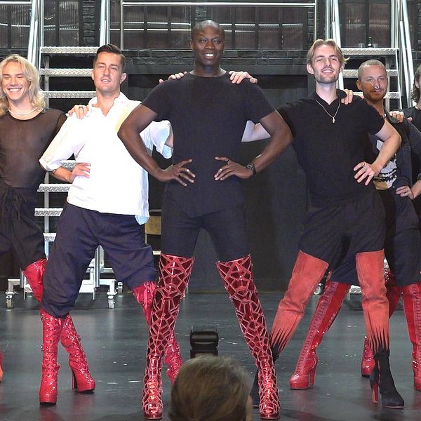 Skådespelare och dansare i musikalen ”Kinky Boots” poserar på scenen.