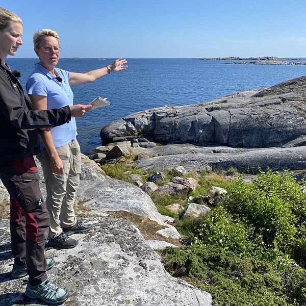 Elin Deremar, handläggare Länstyrelsen Stockholm och Sandra Wennberg, projektledare Naturvårdsverket vid vattnet.